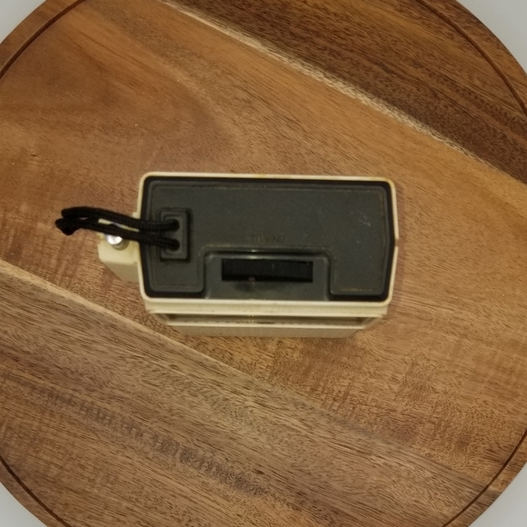 White GE Transistor radio, model 7-2517. - Picture 4 of 6